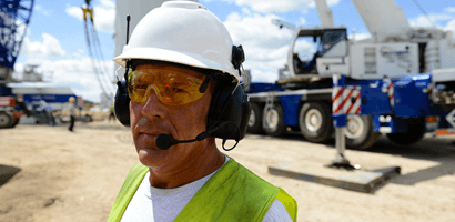 Pracownik w ochronnikach słuchu 3M Peltor